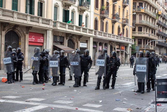 Agentes de la Policía Nacional forman una fila durante la huelga general en Cataluña en reacción a las penas por el 1-O