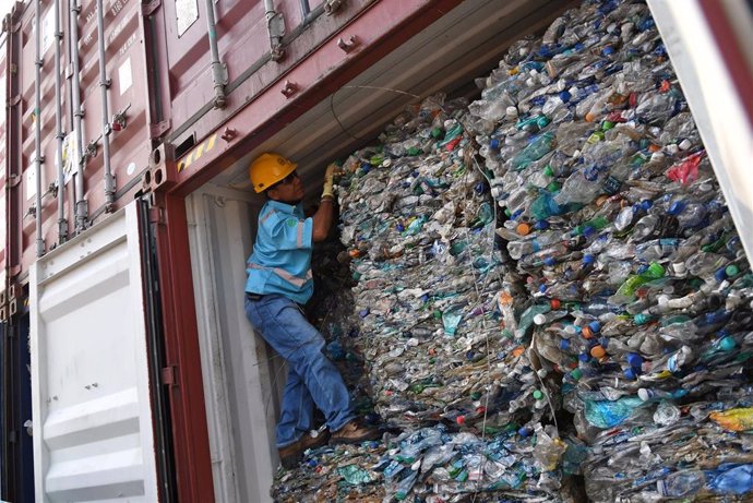 Un oficial inspecciona un contenedor de desechos plásticos en el puerto de Tanjung Priok en Yakarta
