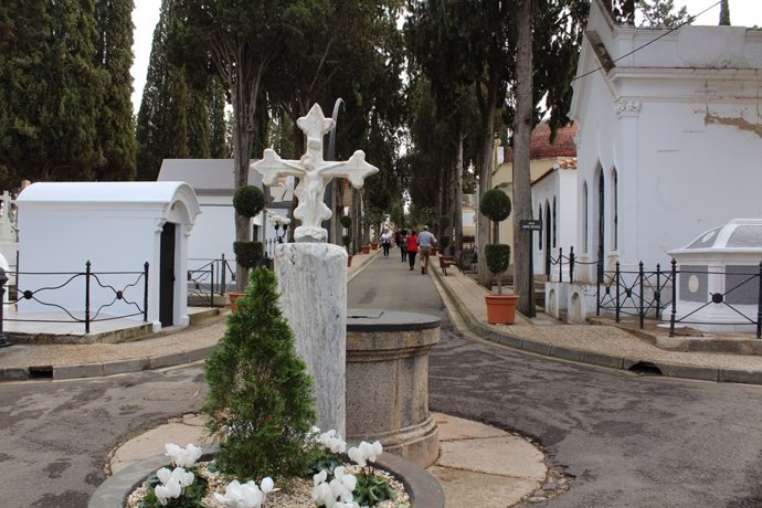 El cementerio de Mérida se prepara para acoger a miles de visitantes durante el Puente de Todos los Santos