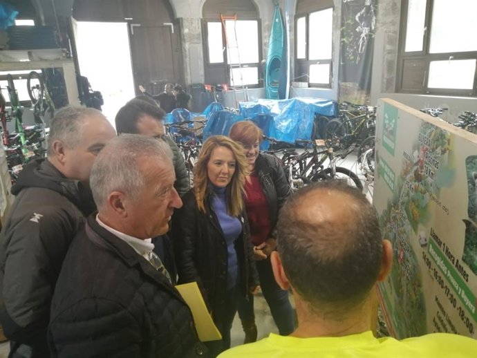 La portavoz del PP, Teresa Mallada, visita la Senda del Oso.