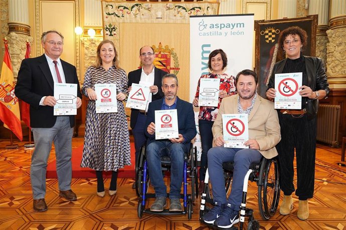 Presentación de la campaña de 'Por aquí no puedo, por aquí no paso' en el Ayuntamiento de Valladolid.