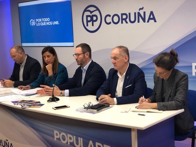 El portavoz del PP en el Senado, Javier Maroto, junto a candidatos al Congreso y el Senado por A Coruña y el secretario general del PPdeG, Miguel Tellado