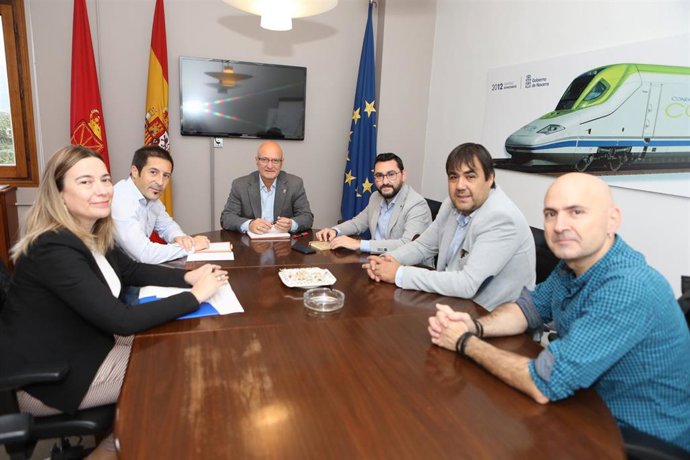 La secretaria general de la FNMC, Berta Enrique; el presidente, Juan Carlos Castillo; el consejero Ciriza; el director general de Administración Local y Despoblación, Jesús M Rodríguez; y los vicepresidentes de la FNMC, Mario Fabo y Ander Oroz