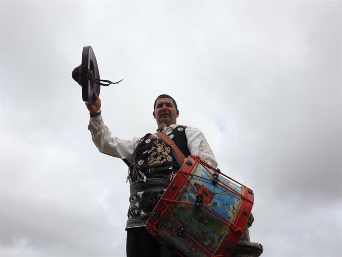 'El Mariquelo' Saluda Desde La Catedral De Salamanca A La Gente Concentrada En La Plaza De Anaya.