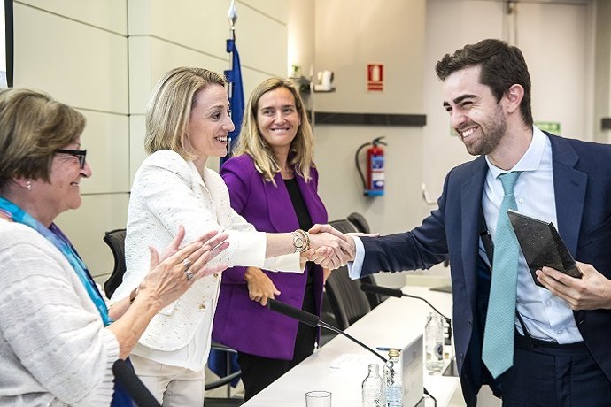 Enrique Fayos recibe el XIII premio José María Cervelló de Derecho de los Negocios