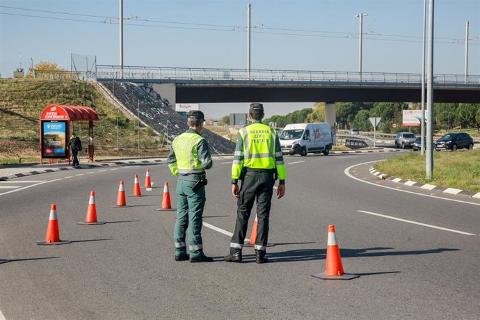 Dos agentes de la  Guardia Civil de Tráfico en medio de una carretera en una imagen de archivo.