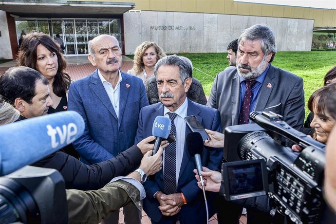 Revilla, Mzón y Fernndez frente al Museo Altamira