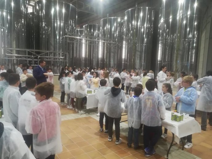Imagen del taller de cata de los alumnos del CEIP Juan XXIII de Marchena (Sevilla), durante su visita a la cooperativa Oleand de La Puebla de Cazalla (Sevilla).