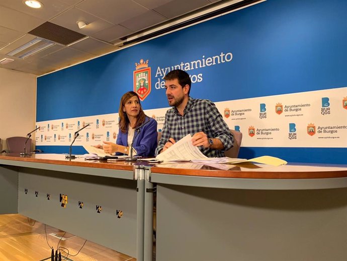 Nuria Barrio, portavoz del equipo de Gobierno local del Ayuntamiento de Burgos, y David Jurado, concejal de Hacienda.