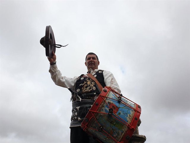 'El Mariquelo' Saluda Desde La Catedral De Salamanca A La Gente Concentrada En La Plaza De Anaya.