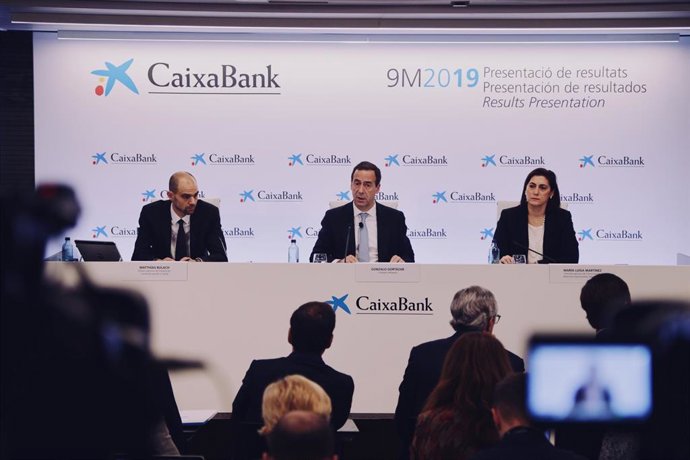 (I-D) El director ejecutivo de Intervención, Control de Gestión y Capital, Matthías Bulach; el consejero delegado de CaixaBank, Gonzalo Cortázar y la directora ejecutiva de Comunicación, Relaciones Internacionales, Marca y RSC, María Luisa Martínez en r