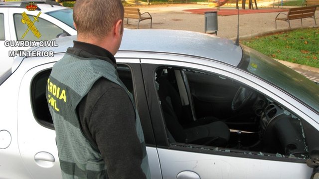 Uno de los coches dañados
