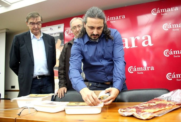 Vicente Darío Lara pone la primera pegatina de la Marca de Garantía de la empresa Gourosma.