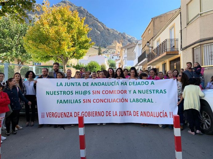 Cocnentración para exigir la reapertura del comedor escolar