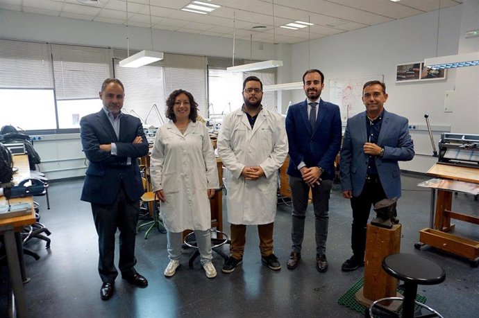 Herrador (segundo por la dcha.), junto a los dos estudiantes que van a participar en la Escuela Tous