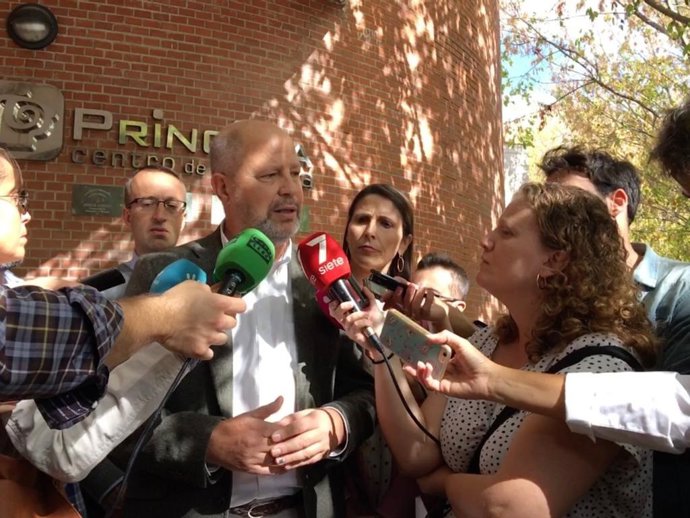 El consejero de Educación y Deporte, Javier Imbroda, atiende a los medios de comunicación.