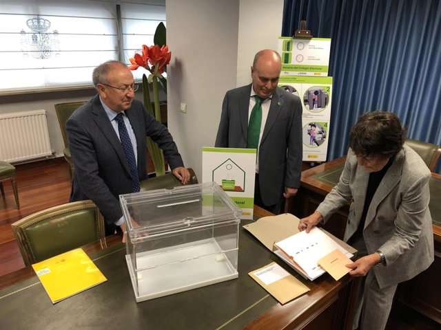 La delegada del Gobierno, Mercedes Martín, muestra el voto accesible para invidentes ante el subdelegado del Gobierno en Valladolid, Emilio Álvarez (izda) y el vicepresidente de Plena Inclusión, José Gómez (dcha).