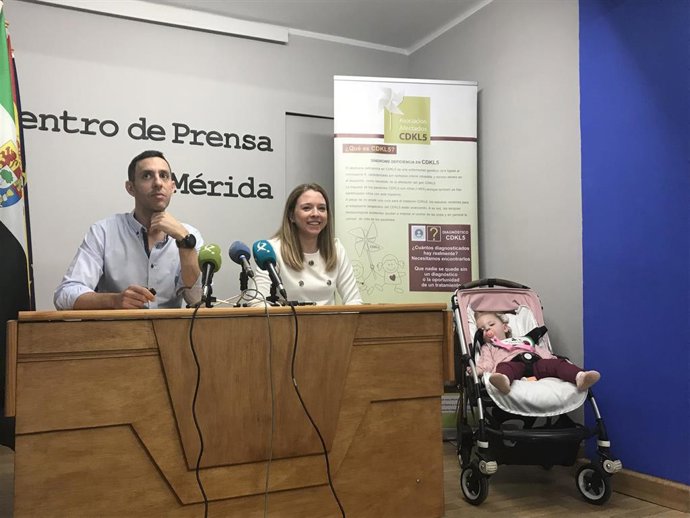 La pequeña Inma, enferma de CDKL5 y sus padres, en la rueda de prensa.