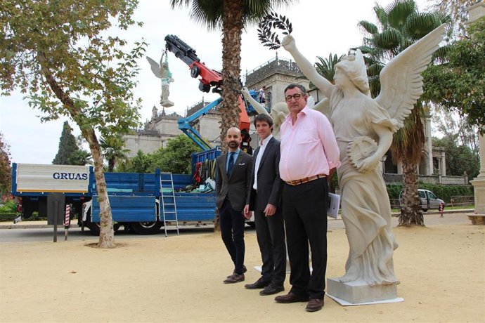 REposición de las victorias aladas del Parque María Luisa