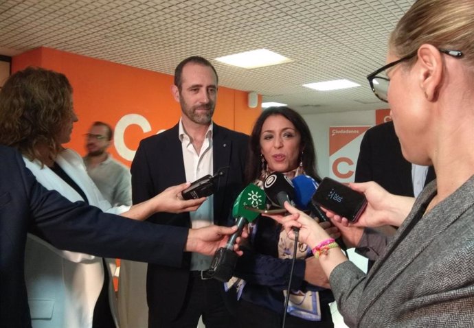 La presidenta del Parlamento de Andalucía, Marta Bosquet, atiende a los medios en Almería