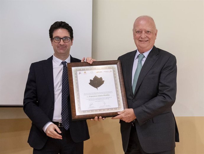 El doctor Francisco Ivorra, presidente del Grupo ASISA, recibe la placa honorífica que le entrega José Manuel González Sancho, vicerrector de Investigación de la Universidad Autónoma de Madrid.