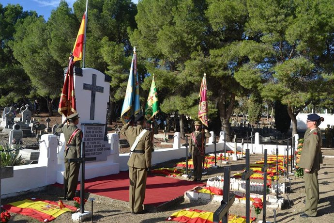 El Ejército de Tierra rinde homenaje a los fallecidos por España, en el cementerio de Torrero de Zaragoza.