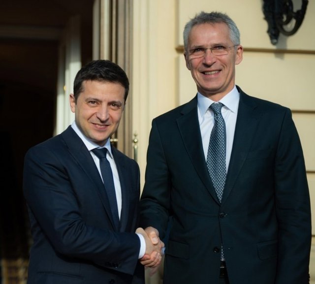 Zelenski announces more troop withdrawals in eastern Ukraine to facilitate peace talks Volodimir Zelenski con Jens Stoltenberg en Kiev