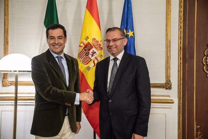 El presidente de la Junta de Andalucía, Juanma Moreno, se reúne en San Telmo con el presidente de la Comisión de Agricultura y Desarrollo Rural del Parlamento Europeo, Norbert Lins.