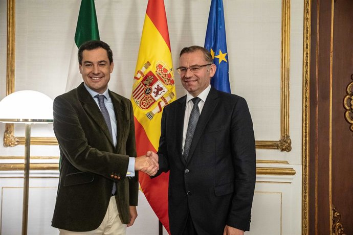 Moreno valora la autorización de la UE al almacenamiento privado de aceite de ol
