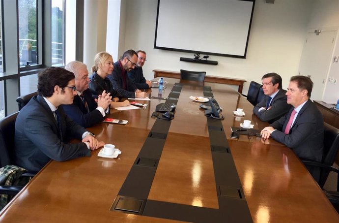 Responsables de Vox Asturias con responsables de la dirección de Duro Felguera.