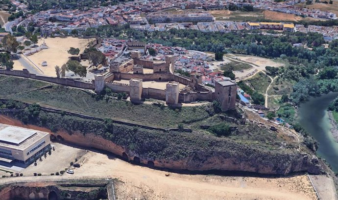 Las obras de emergencia en la muralla sur del Castillo de Alcalá darán paso a una rehabilitación integral