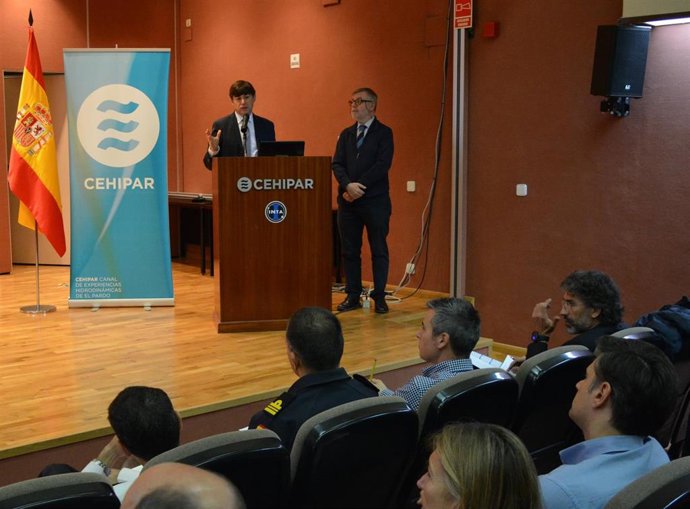 El presidente del CID (en el atril) y el doctor Velasco, durante la presentación del clúster ante el grupo de expertos en operaciones submarinas del Programa BARRACUDA
