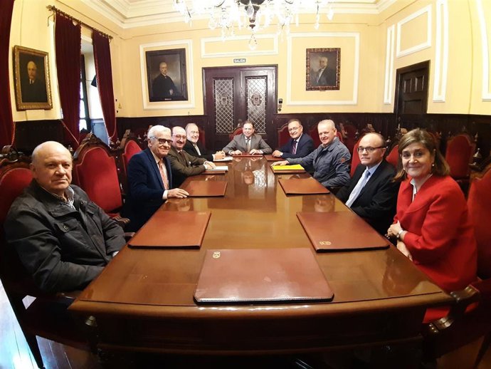 Reunión del alcalde de Oviedo, Alfredo Canteli, con representantes de colectivos y organismos oficiales que han entregado la petición de un emplazamiento destacado en la ciudad para Jaime Martínez, expresidente de Ópera de Oviedo.