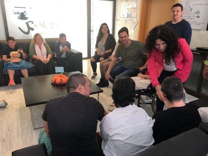 La consejera de Igualdad, Políticas Sociales y Conciliación de la Junta de Andalucía, Rocío Ruiz, visita la asociación 'A toda vela'