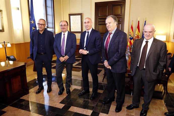 El presidente de Aragón recibe a miembros de la Federación española y aragonesa de Fútbol.