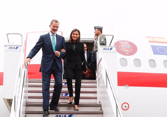 Los Reyes, Felipe VI y Letizia bajan por la escalera del avión en el Aeropuerto de Japón para asistir a la entronización de su majestad, el emperador Naruhito de Japón, en el Aeropuerto Internacional de Haneda, en Tokio (Japón), a 21 de octubre de 2019.