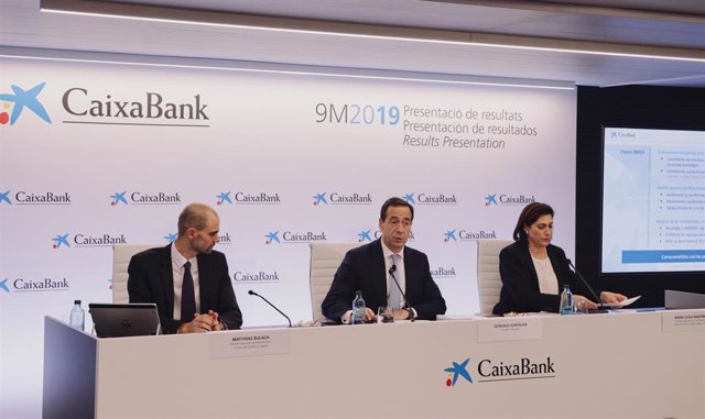 (I-D) El director ejecutivo de Intervención, Control de Gestión y Capital, Matthías Bulach; el consejero delegado de CaixaBank, Gonzalo Cortázar y la directora ejecutiva de Comunicación, Relaciones Internacionales, Marca y RSC, María Luisa Martínez en rue