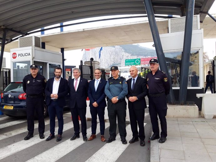 Lucrecio Fernández visita la frontera de Gibraltar