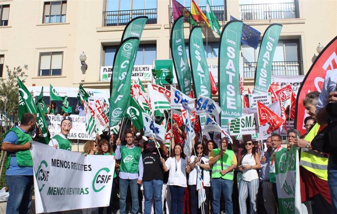 Concentración contra "recortes de personal" ante el Hospital Regional de Málaga.