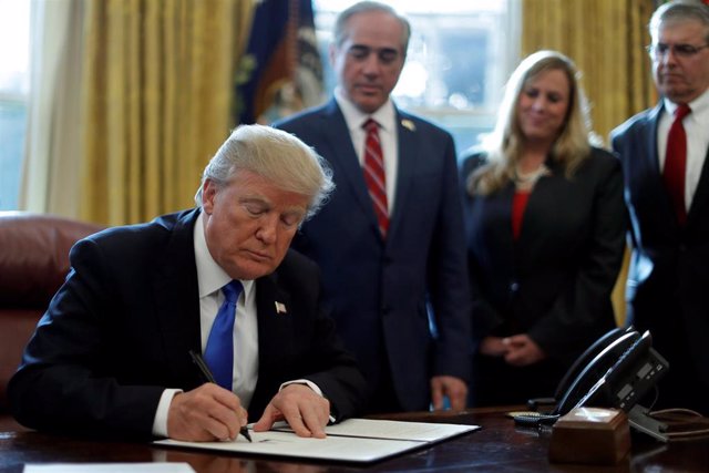 El presidente de Estados Unidos, Donald Trump, firma una orden ejecutiva 