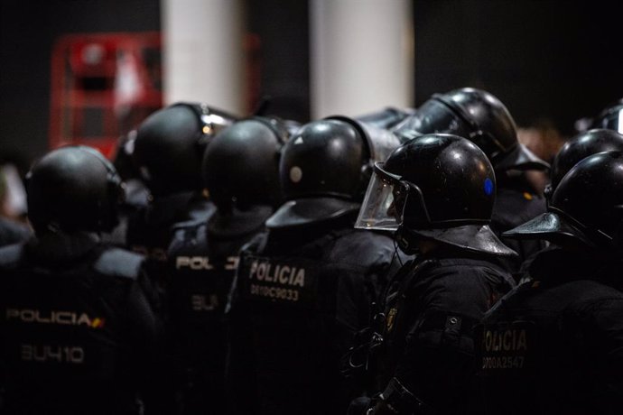 Imatges de policies nacionals a l'Aeroport de Barcelona-el Prat, on s'ha produt una protesta per la sentncia del Tribunal Suprem sobre el judici del procés, a Barcelona (Espanya), 14 d'octubre del 2019.