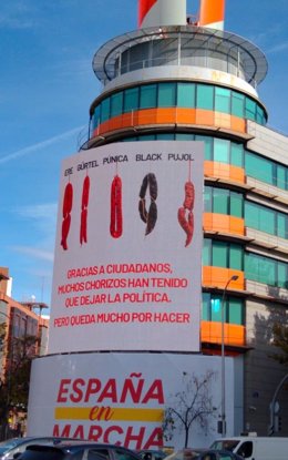 La fachada de la sede de Ciudadanos en Madrid con una imagen con chorizos para denunciar la corrupción.