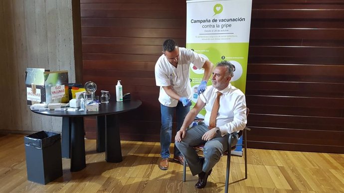 El presidente de Canarias, Ángel Víctor Torres, se vacuna contra la gripe