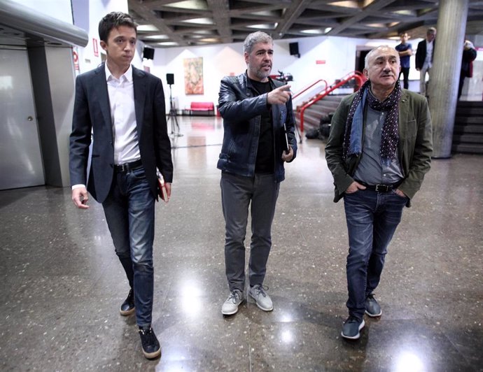 (I-D) El líder de Más País, Íñigo Errejón; el secretario general de CCOO, Unai Sordo; y el secretario general de UGT, Pepe Álvarez, se dirigen a su reunión en Madrid (España), a 31 de octubre de 2019.