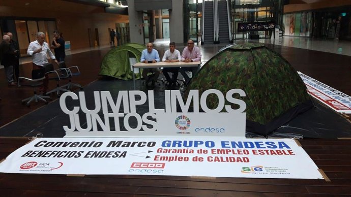 Los tres secretarios generales de los sindicatos de Endesa en la sede de la compañía en Madrid