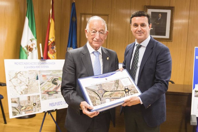 El alcalde de Roquetas de Mar recibe el proyecto para las conexiones con la variante