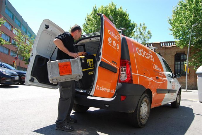 Instaladores de fibra del operador de telecomunicaciones Adamo