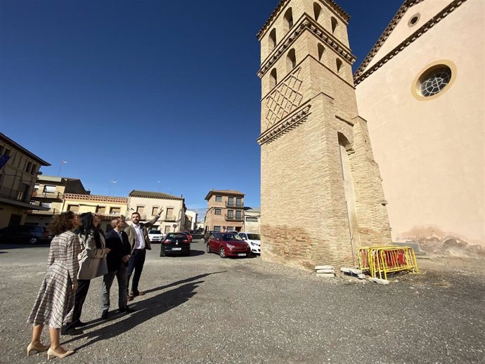 Responsables de Cs visitan la antigua iglesia mudéjar de Villanueva de Gállego y el entorno de su torre.