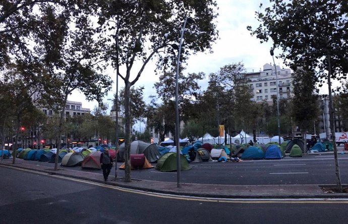 Els joves passen la primera nit a plaa Universitat en l'acampada indefinida