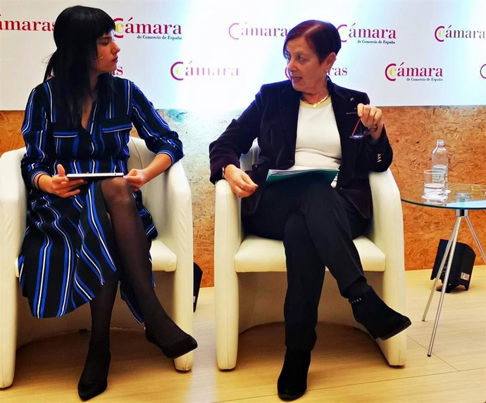 La rectora de la UAB, Margarita Arboix (a la derecha) en un acto de en la Cámara de Comercio de España.